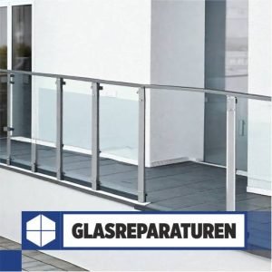 Zweiflügelige GlasbrüstungenTransparente Trennwand aus Glas